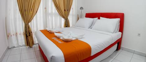 Una habitación de hotel con cama, cortinas y una lámpara.