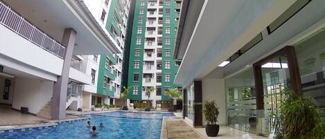 Hồ bơi ngoài trời