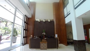 Uma área de recepção com balcão, uma janela grande e vista para o exterior.