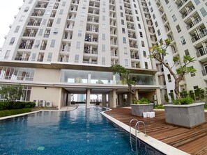 Outdoor pool - Apatel Elpis Residences 09B01 (Jakarta)