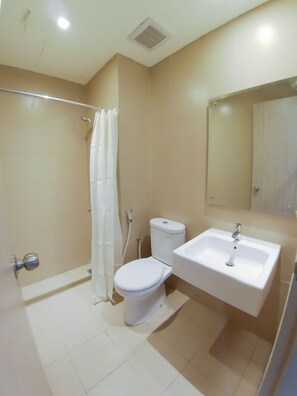 Apartment, 2 Bedrooms | Bathroom | Shower, towels, soap, shampoo