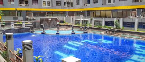 Una piscina al aire libre