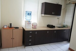 Departamento, 2 habitaciones | Cocineta privada | Parrilla de estufa, tetera eléctrica, arrocera y utensilios de cocina 