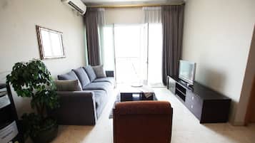 Apartamento, 2 quartos | Sala de estar | TV LCD