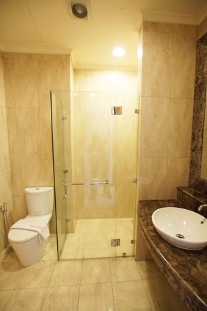 Apartment, 2 Bedrooms | Bathroom - Apatel Senayan Residence (Jakarta)