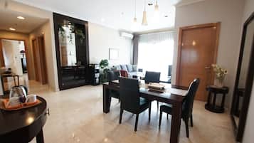 Apartment, 2 Bedrooms | In-room dining