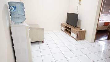 Appartement, 2 chambres | Salle de séjour | Téléviseur ACL