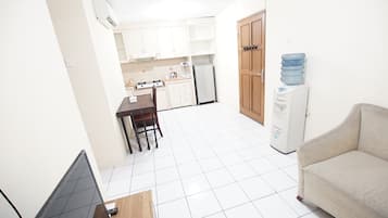 Appartement, 2 chambres | Aire de séjour | Téléviseur ACL