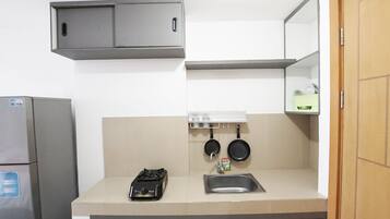 Apartment, 1 Bedroom | Private kitchenette | Fridge, stovetop, electric kettle, cookware/dishes/utensils