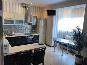 Appartement, 1 slaapkamer | Privékeuken | Een koelkast met diepvriezer, een microgolfoven, een oven, een kookplaat