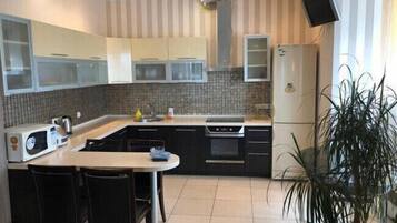 Apartment, 1 Bedroom | Private kitchen | Full-sized fridge, microwave, oven, stovetop