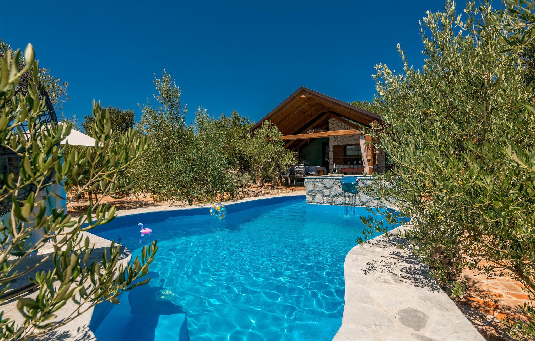 Piscine extérieure, chaises longues