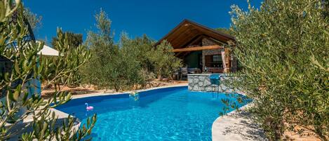 Piscine extérieure, chaises longues