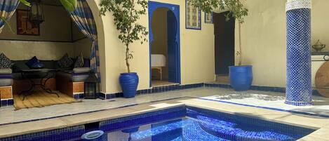 Outdoor pool, sun loungers