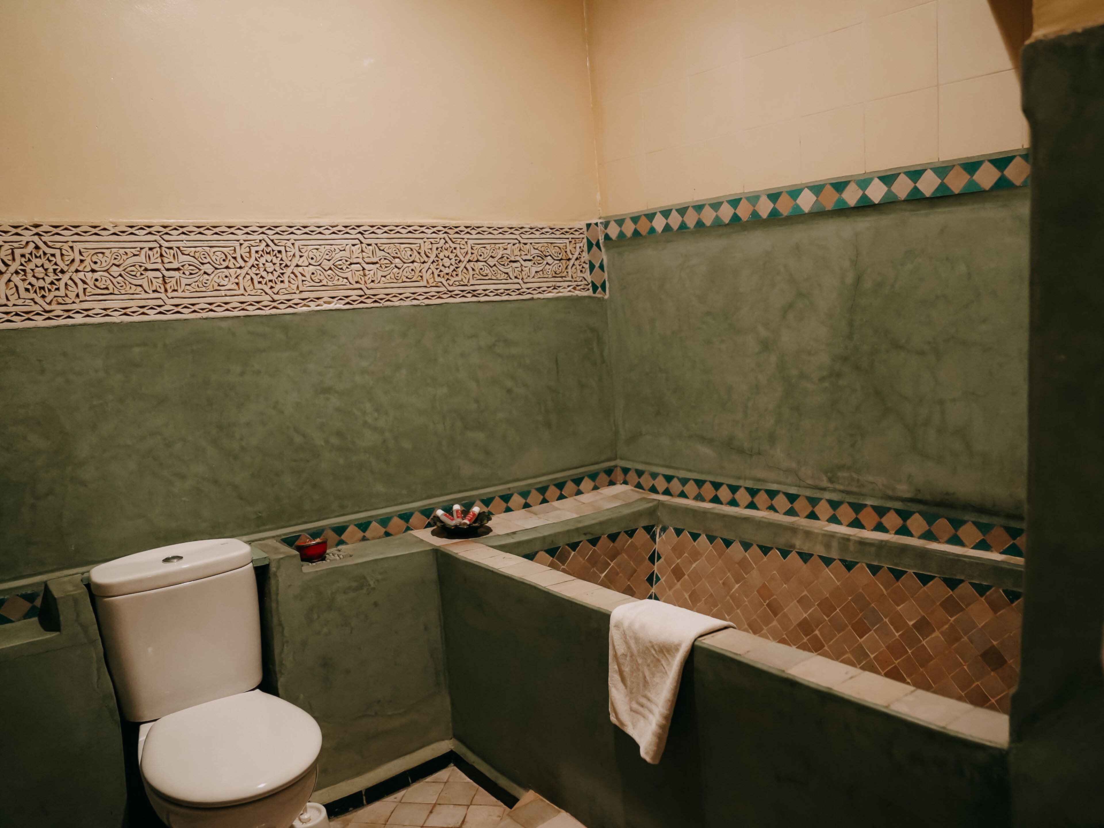 Un bagno piccolo con un water, una vasca e un lavandino.