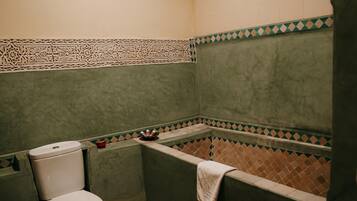 Un bagno piccolo con un water, una vasca e un lavandino.