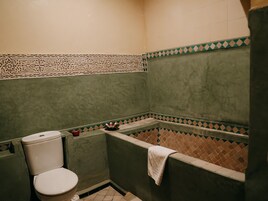 Un bagno piccolo con un water, una vasca e un lavandino.