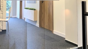Un interior moderno con un letrero grande y blanco que muestra 'H14'.