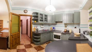 Appartement | Cuisine privée | Réfrigérateur, micro-ondes, plaque de cuisson, bouilloire électrique