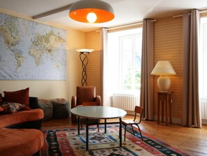 Televisión y chimenea 