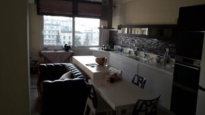Cafetera/tetera, refrigerador con freezer, horno, placa de cocina