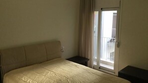 1 habitación, tabla de planchar con plancha, wifi gratis y ropa de cama 