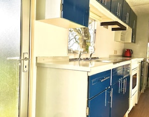 Refrigerador, horno, placa de cocina, tetera/pava eléctrica