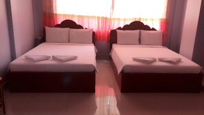 Standard Twin Room with Window | Escritorio y wifi gratis