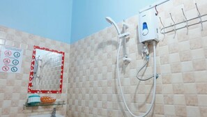 Buồng tắm vòi sen, đồ dùng nhà tắm miễn phí, khăn tắm, xà phòng 