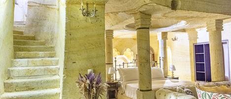 King Cave Suite | Sengetøy av topp kvalitet, minibar og safe på rommet