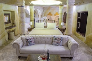 King Cave Suite | Sängtillbehör av högsta kvalitet och minibar