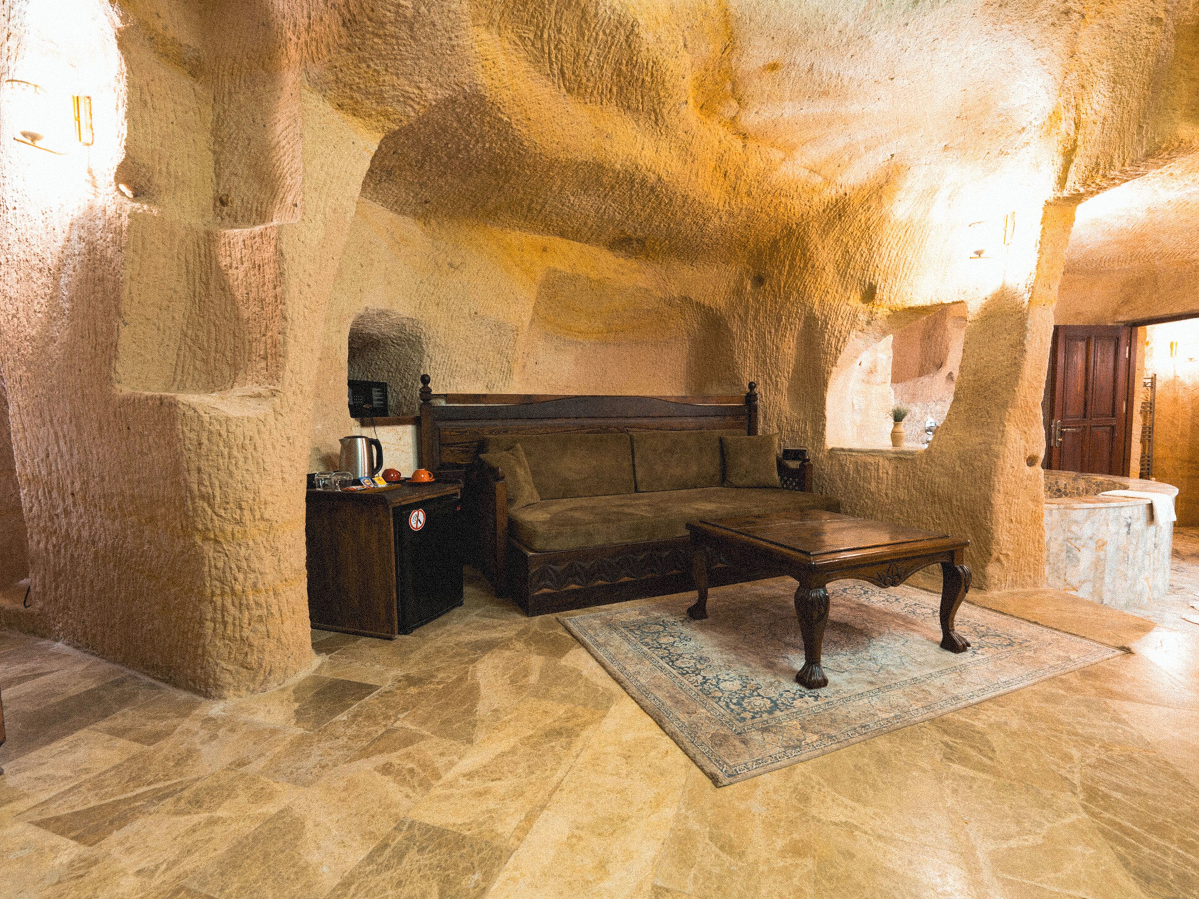 Harem Cave Suite | Opholdsområde | 43-tommers smart-tv med satellitkanaler, tv, pejs