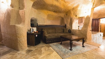 Harem Cave Suite | Opholdsområde | 43-tommers smart-tv med satellitkanaler, tv, pejs