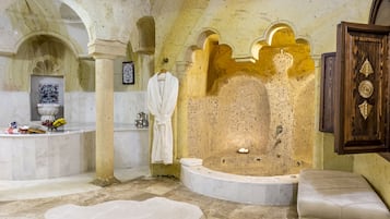 King Cave Suite | Bathroom | Separate tub and shower, jetted tub, rainfall showerhead