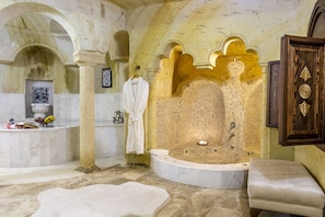 King Cave Suite | Badrum | Badkar och dusch, bubbelbadkar, regndusch och lyxtoalettartiklar