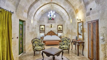 高級套房 | 客廳 | 43-吋智慧型電視、衛星頻道、電視、壁爐