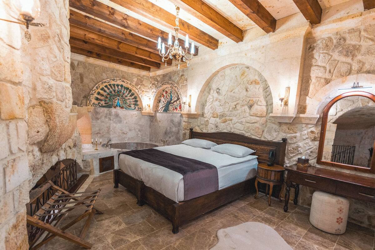 Queen Cave Suite | Ropa de cama de alta calidad y edredones de plumas