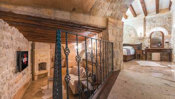Queen Cave Suite | Living area | 43-inch Smart TV with satellite channels, TV, fireplace