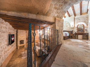 Queen Cave Suite | Zona de estar | Smart TV de 43 pulgadas con canales por satélite, una televisión