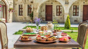 Café da manhã feito na hora grátis todos os dias