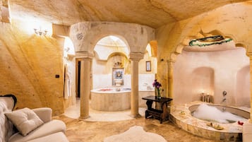 King Cave Suite | Baðherbergi | Aðskilið baðker/sturta, nuddbaðker, regnsturtuhaus