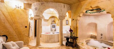 King Cave Suite | Baño | Bañera y ducha independientes y bañera de hidromasaje