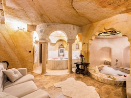 King Cave Suite | Banyo | Ayrı küvet ve duş, jakuzi, geniş duş başlığı