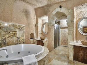 Superior Cave Suite | Bañera de hidromasaje