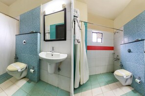 Habitación estándar | Baño | Regadera y toallas 