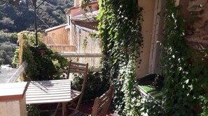 Outdoor dining - apartment / terrace house in typical Catalan hamlet in Collioure Haven of peace between sea and mountain (Collioure)
