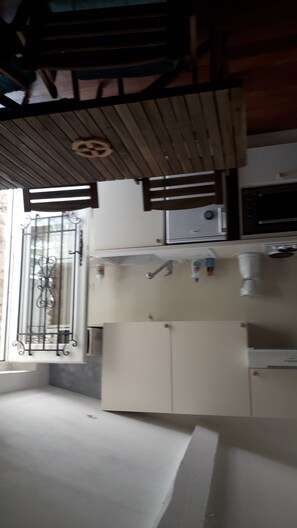 Fridge, microwave, oven, stovetop - apartment / terrace house in typical Catalan hamlet in Collioure Haven of peace between sea and mountain (Collioure)