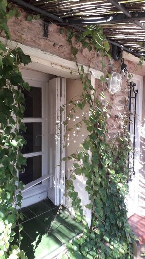 Exterior detail - apartment / terrace house in typical Catalan hamlet in Collioure Haven of peace between sea and mountain (Collioure)