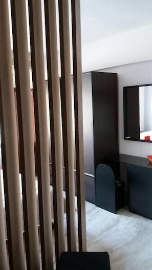 Geluiddichte muren, een strijkplank/strijkijzer, gratis wifi, beddengoed