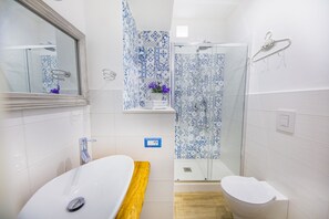 Classic Room | Bathroom | Shower, free toiletries, hair dryer, bathrobes - Dafni e Naide (Cefalù)